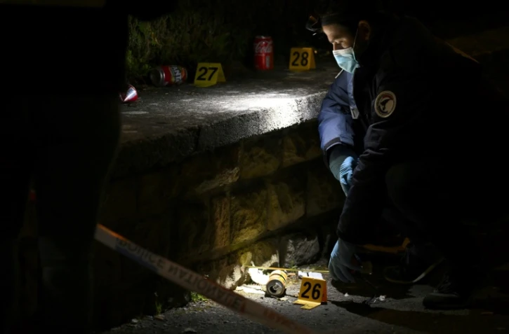 Des policiers enquêtent sur la scène d'une fusillade à Villerupt, dans l'est de la France près de la frontière luxembourgeoise, le 13 mai 2023