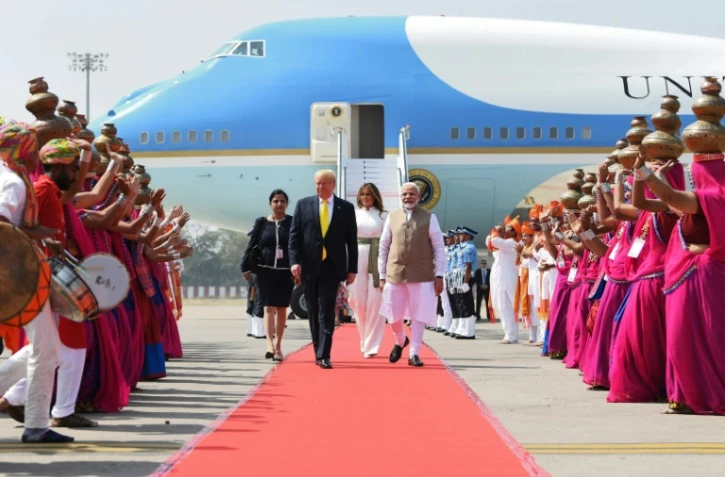 Photo fournie par le ministère des Affaires étrangères indien du président américain Donald Trump, de sa femme Melania et du Premier ministre Narendra Modi, pendant une revue des troupes à l'aéroport international de Ahmedabad, le 24 février 2020