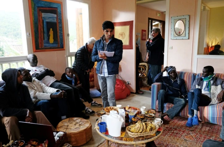 Le traducteur afghan  Hujatullah (c) enregistre les noms des migrants, à leur arrivée au centre d'accueil de  Bruniquel, le 27 octobre 2016