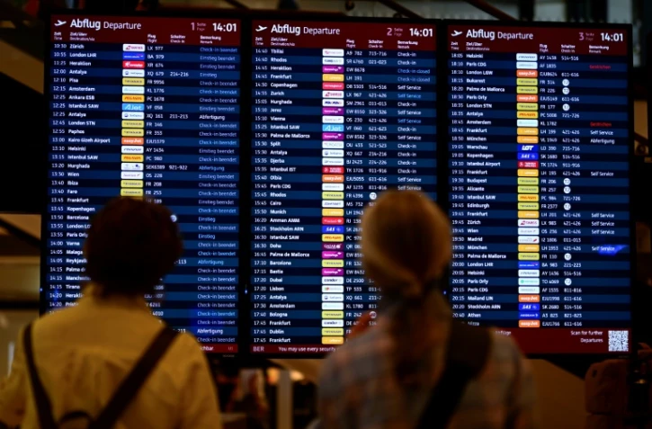 L'aéroport de Berlin, mais aussi ceux de Bruxelles et Heathrow à Londres, sont perturbés le 20 septembre 2025 en raison d'une cyberattaque sur un logiciel pour l'enregistrement des passagers, qui ont dû parfois attendre de longues heures avant de pouvoir effectuer cette formalité