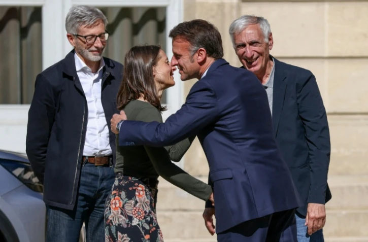 Le président Emmanuel Macron ((c,d), accompagné de l'ambassadeur de France en Iran Pierre Cochard (g), accueille à l'Elysée Cécile Kohler et Jacques Paris (s), libérés par l'Iran après trois ans et demi de détention, le 8 avril 2026 à Paris