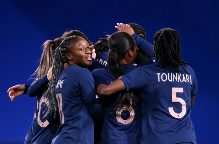 Wendie Renard, qui partage sa joie avec ses copines après son but contre la Suisse, le 20 février 2021 à Metz, a clos le score contre la Grèce 