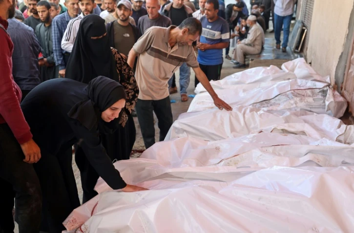 Des corps de Palestiniens tués dans des frappes israéliennes, regroupés devant un hôpital à Deir el-Balah , dans la bande de Gaza, le 20 mai 2025