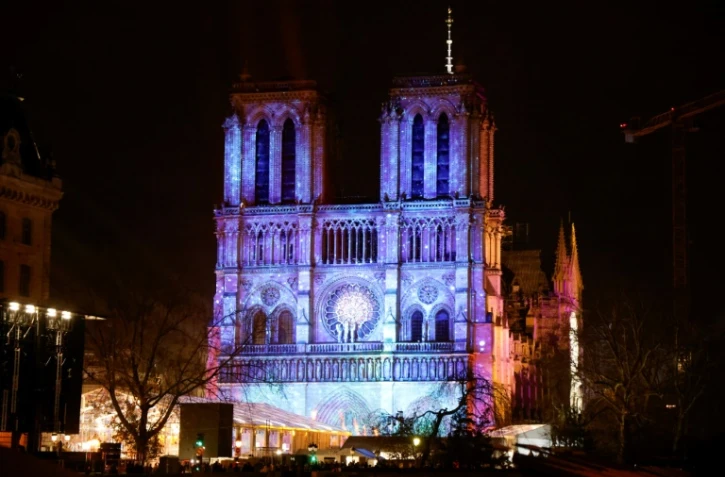 Notre-Dame de Paris illuminée à la veille de sa réouverture officielle après cinq années de restauration, à Paris le 6 décembre 2024