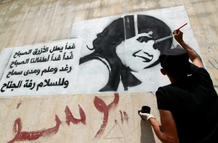 Un artiste tente d'alerter sur la mort et l'exploitation des enfants dans le conflit au Yémen, le 11 août 2016 à Sanaa