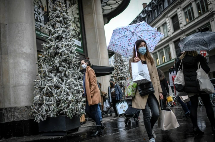 Près d'un grand magasin à Paris, le 24 décembre 2020