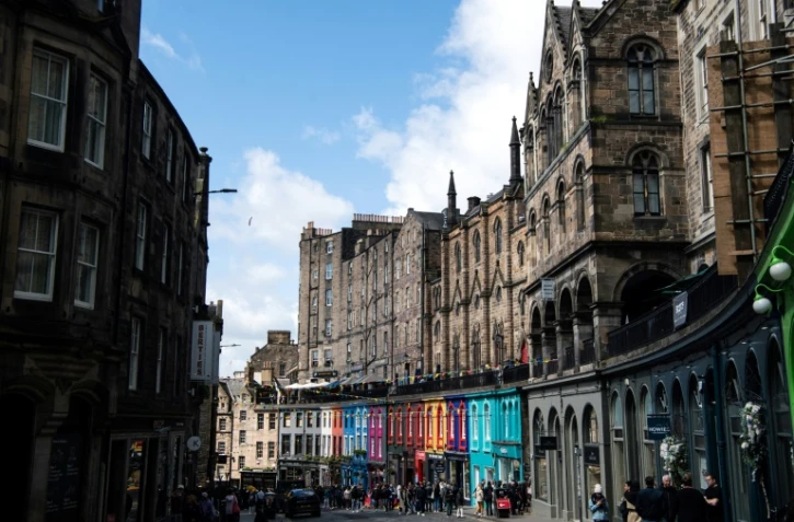 La rue Victoria, à Édimbourg, qui aurait inspiré l'allée Diagonale dans les livres de Harry Potte, le 5 juin 2024 en Ecosse