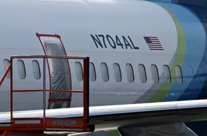 Le Boeing 737 MAX 9 de la compagnie Alaska Airlines, qui a perdu une porte-bouchon en vol, à l'aéroport de Portland (Oregon) le 23 janvier 2024