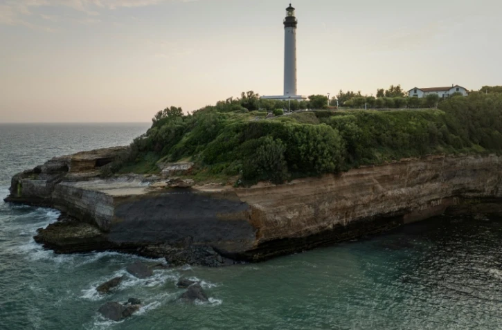 La falaise située face à la plage de Miramar, sous le phare de Biarritz, au lendemain de l'effondrement, le 25 juin 2026