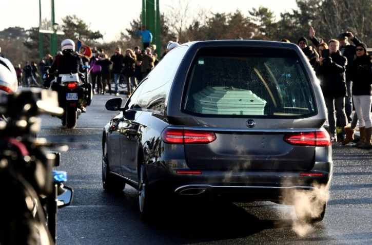 Le convoi funéraire transportant le cercueil de Johnny Hallyday quitte le funérarium du Mont-Valérien, le 9 décembre 2017 à Nanterre