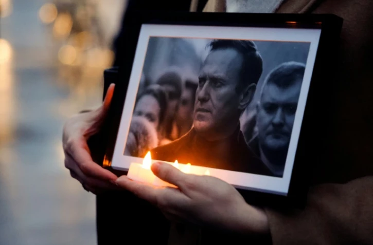 Un portrait de l'opposant russe Alexeï Navalny, mort en prison, tenu lors d'une marche pour le deuxième anniversaire de l'invasion russe en Ukraine, le 24 février 2024  à Paris