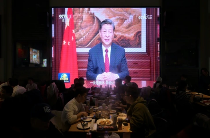 Le discours du Nouvel An du  président chinois Xi Jinping restransmis dans un restaurant à Pékin, le 21 décembre 2023 