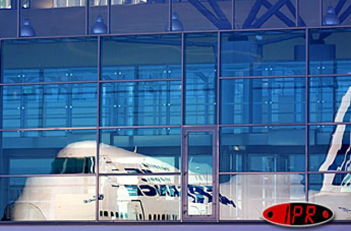 Avion stationné face à la baie vitrée de l'aéroport Roland Garros à Sainte-Marie (Nord)