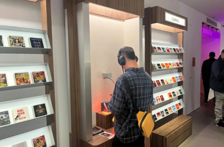 Un client de l'Audible Story House à New York, le 30 avril 2026