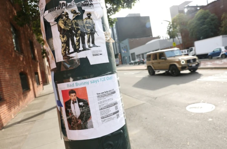 Une pancarte "Bad Bunny says ICE Out" ("Bad Bunny dit dehors l'ICE") sur un lampadaire à l'extérieur d'un événement du Super Bowl à San Francisco, le 7 février 2026