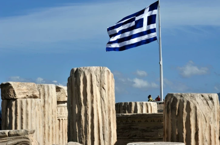 Le drapeau grec flotte sur l'Acropole à Athènes, le 12 février 2014