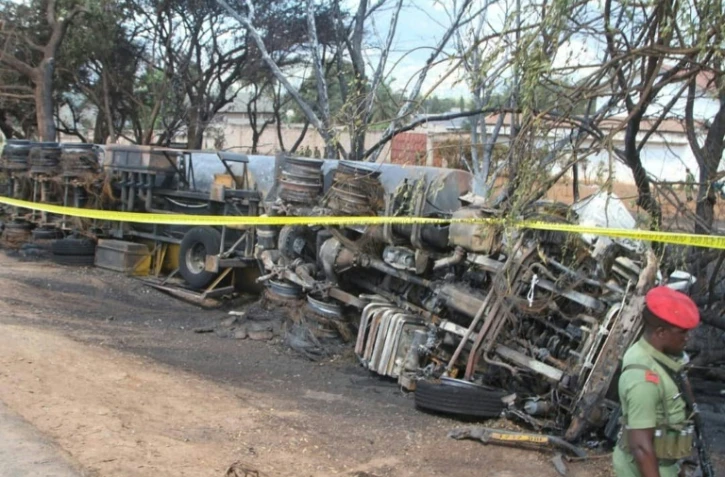 Un membre des forces de sécurité tanzanienne surveille la carcasse d'un camion-citerne accidenté, dont l'explosion a fait plus de 60 morts parmi les passants qui tentaient de le siphonner, le 10 août 2019, à Morogoro.