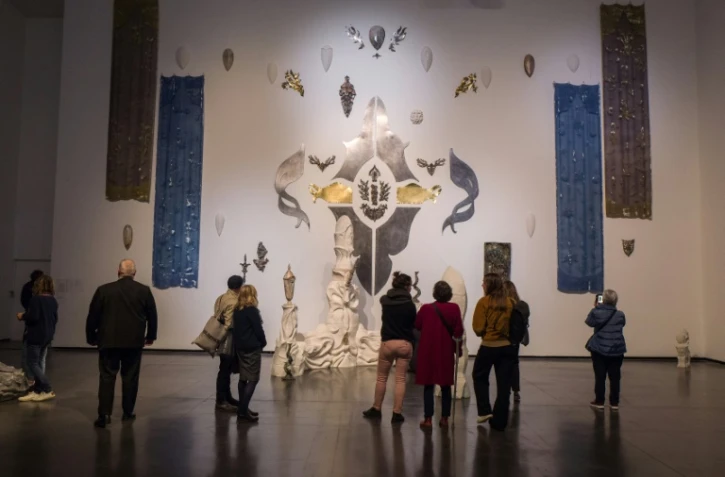 Des visiteurs à l'exposition des six grandes tapisseries de la Dame à la licorne visibles au musée des Abattoirs, à Toulouse, le 29 octobre 2021