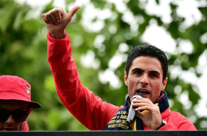 Mikel Arteta s'adressant aux supporters d'Arsenal à bord d'un bus à impériale, le 31 mai 2015, après leur victoire en Coupe d'Angleterre la veille