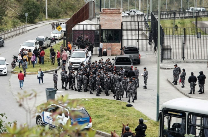 Des policier devant la prison Turi Ă Cuenca, le 1er septembre 2023 en Equateur