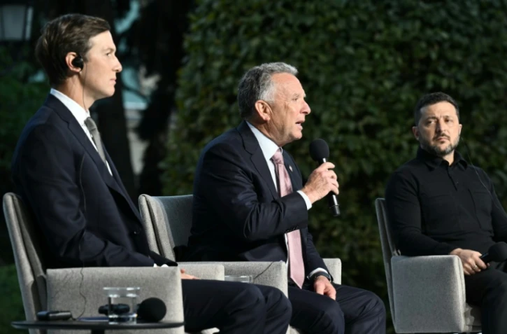Le président ukrainien Volodymyr Zelensky (D) lors d'une conférence de presse conjointe avec les émissaires américains Steve Witkoff (C) et Jared Kushner (G), à Kiev, le 6 septembre 2026