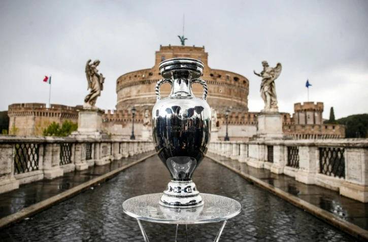 Le trophée UEFA de l'Euro 2020 exposé sur le Pont Saint-Ange de Rome, le 20 avril 2021