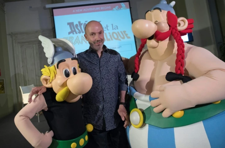 Le scénariste Jean-Yves Ferri (c) entouré par Astérix (g) et Obélix, le 5 avril 2017 à Bologne en Italie