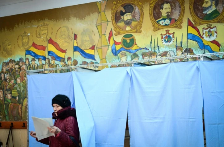 Une Roumaine vote aux législatives, le 1er décembre 2024 à Buzau