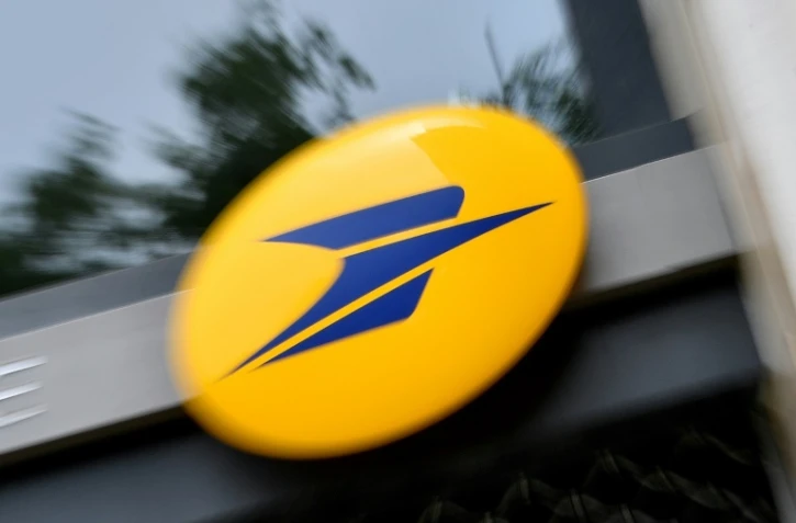 Une enseigne de la banque postale prise le 4 juin 2017, à Nantes, dans l'ouest de la France. Le ministre de l'Economie Bruno Le Maire veut le développer dans la banque et l'assurance en la rapprochant de CNP Assurances