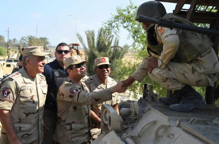 Le président Abdel Fattah al-Sisi salue des soldats égyptiens dans le Sinaï, le 4 juillet 2015
