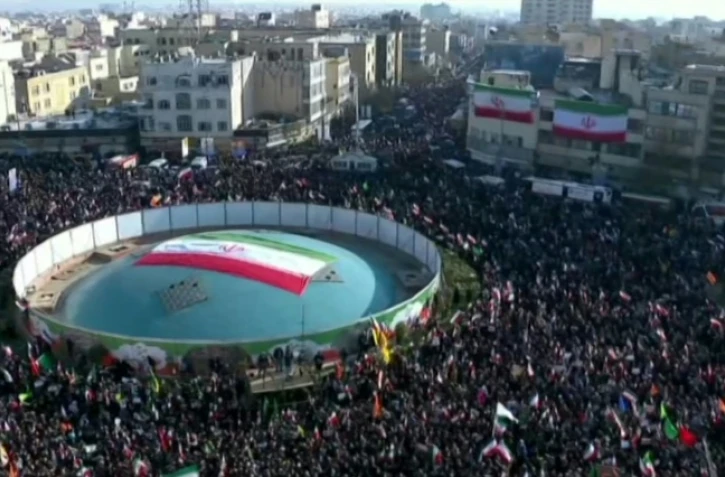 Image tirée d'une vidéo diffusée par Iran Press, le 12 janvier 2026, montrant des manifestants progouvernementaux rassemblés sur la place Enghelab (Révolution) dans le centre de Téhéran pour manifester leur soutien au régime iranien