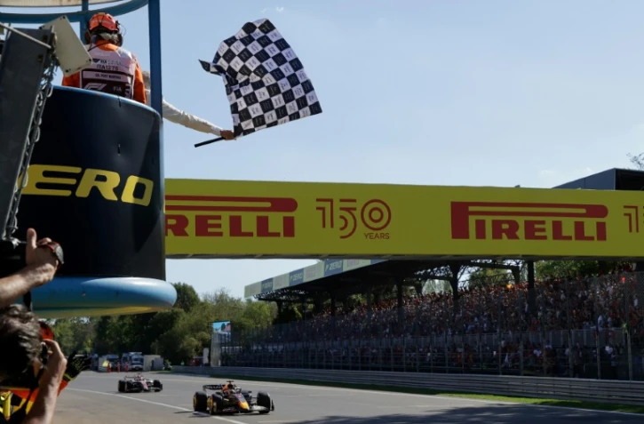 Le Néerlandais Max Verstappen (Red Bull) franchit en vainqueur la ligne d'arrivée du GP d'Italie, le 11 septembre 2022 à Monza