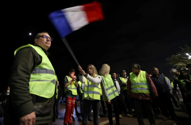 Une femme participant au mouvement des "gilets jaunes", pendant une manifestation sur la "Promenade des anglais" à Nice, le 15 novembre 2018 
