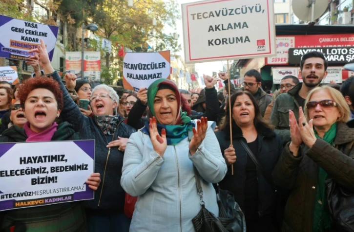 Des manifestantes protestent à Ankara contre le projet de loi controversé, le 19 novembre