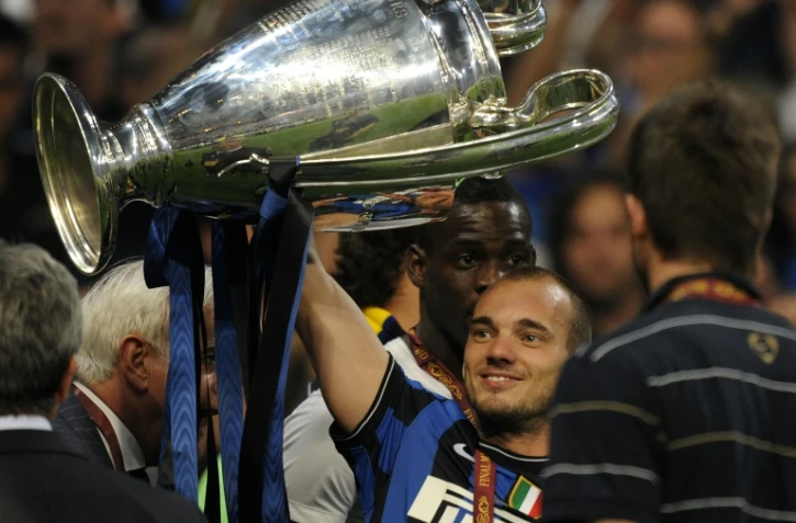 Le milieu de terrain de l'Inter Milan Wesley Sneijder avec le trophée de la Ligue des champions à Madrid le 22 mai 2010