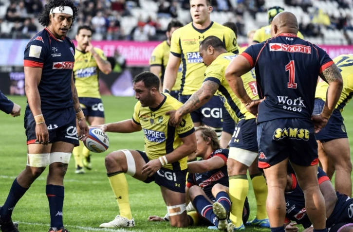 Le 3e ligne de Clermont Alexandre Lapandry ballon en main après son essai face à Grenoble au stade des Alpes, le 15 avril 2017