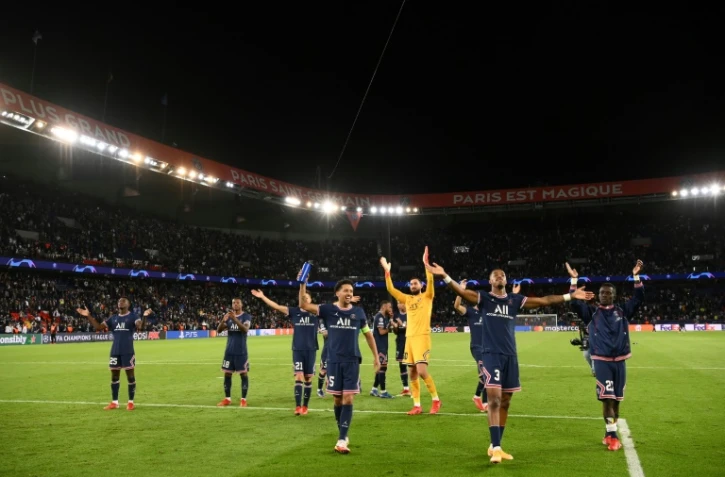 Les joueurs du PSG en communion avec leurs supporters à l'issue de fêtent leur victoire sur Manchester City en Ligue des champions au Parc des Princes, le 28 septembre 2021 