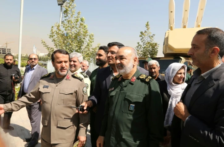 Le chef des Gardiens de la révolution iraniens (centre), le général Hossein Salami, lors de l'inauguration d'une exposition à Téhéran, le 21 septembre 2019