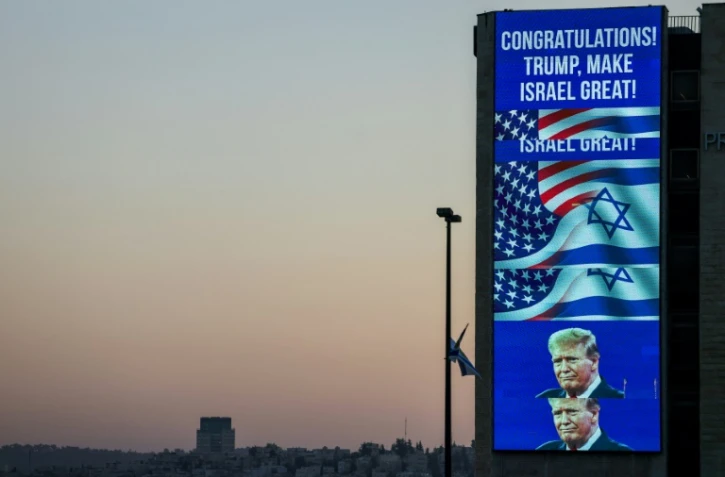 Un panneau félicitant Donald Trump pour sa victoire à la présidentielle américaine sur un bâtiment de Jérusalem, le 6 novembre 2024