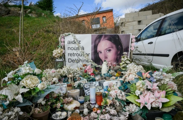 Fleurs et bougies en hommage à Delphine Jubillar devant sa maison à Cagnac-les-Mines, le 6 mars 2025