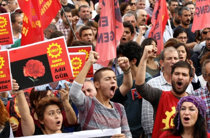 Des manifestants défilent sur une place proche du site de l'attentat le 11 octobre 2015 à Ankara