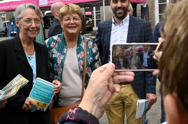 La Première ministre Elisabeth Borne (g) en campagne à Lamballe dans les Côtes-d'Armor, le 9 juin 2022