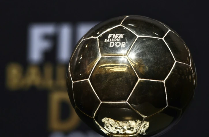 Le Ballon d'Or du meilleur footballeur de l'année exposé au Palais des congrès à Zurich, le 11 janvier 2016