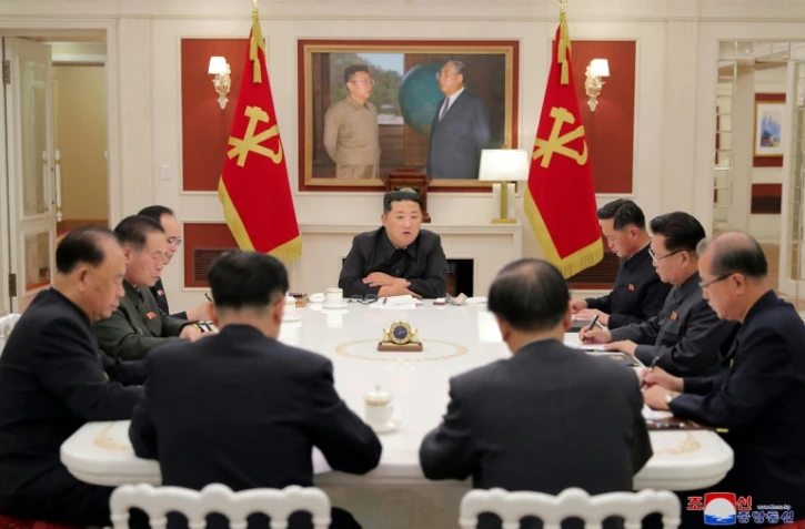 Photo diffusée le 18 mai 2022 par l'agence nord-coréenne Kcna du dirigeant nord-coréen Kim Jong Un lors d'une réunion du parti à Pyongyang, le 17 mai 2022