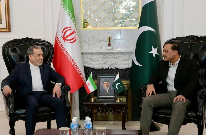 Cette photo diffusée le 25 avril 2026 par le ministère iranien des Affaires étrangères montre le ministre, Abbas Araghchi (G) reçu par le chef de l'armée pakistanaise, Asim Munir (D)à Islamabad 