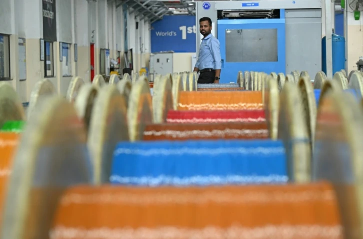 Un employé passe devant des câbles de fibre optique dans l'usine de Sterlite Technologies Limited (STL) à Chhatrapati Sambhaji Nagar, dans l'Etat de Maharashtra, en Inde, le 9 juillet 2026