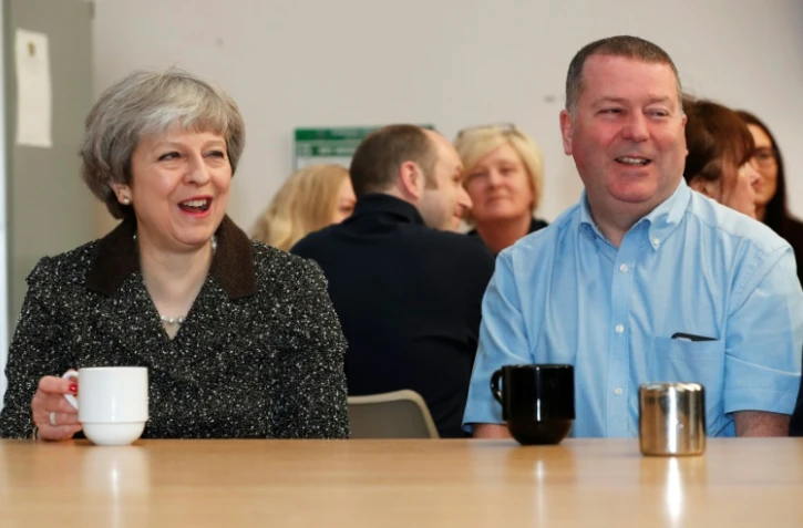 La Première ministre britannique, Theresa May (G), le 29 mars 2018 Écosse, en visite dans une usine textile à Ayrshire 