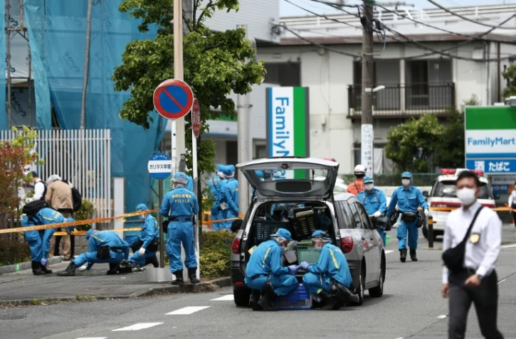 La police scientifique inspecte la scène de crime à Kawasaki, près de Tokyo, où un homme a poignardé plusieurs personnes avant de se donner la mort le 28 mai 2019