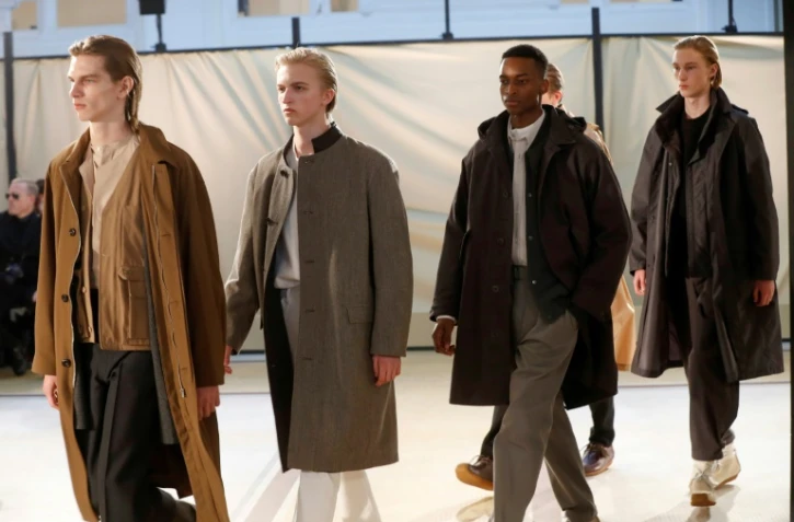 Des modèles des créateurs Christophe Lemaire, lors des défilés de mode masculine le 19 janvier 2017 à Paris