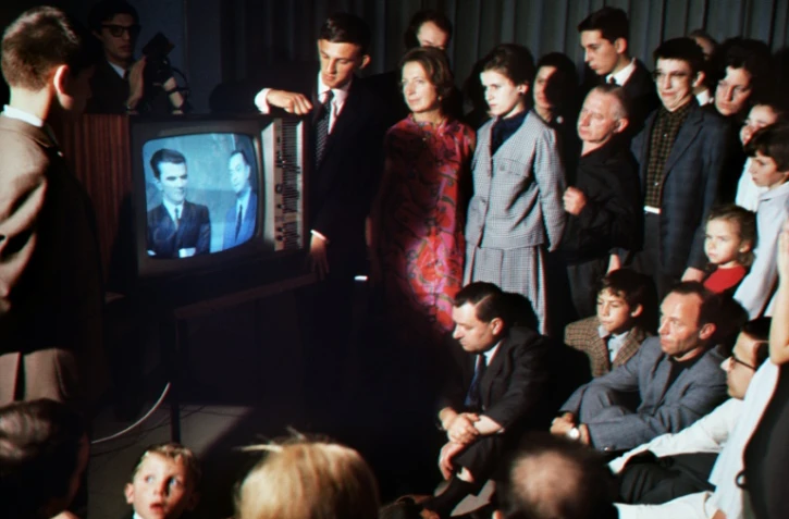 1er octobre 1967: des téléspectateurs, à Paris, devant le premier programme en couleur diffusé à la télévision française